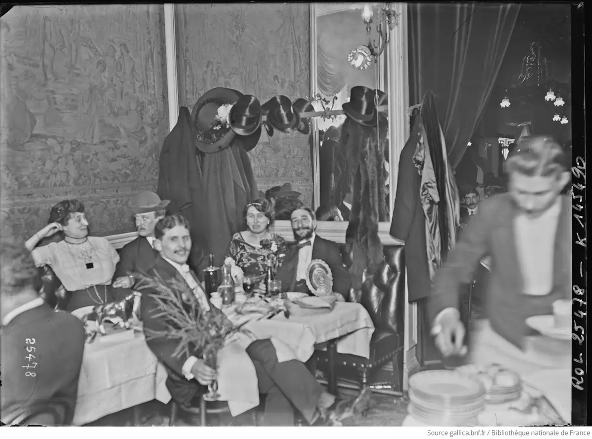 Celebrating Réveillon 1912 in a Cozy Restaurant